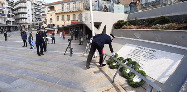 Κατάθεση στεφάνων στην κεντρική πλατεία της Κοζάνης