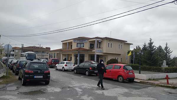 Σε εξέλιξη τα rapid tests διερχόμενων οδηγών στα Πετρανά