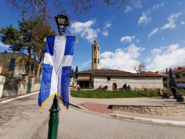 Σημαιοστολίστηκαν τα Γεράνεια και η Σιάτιστα