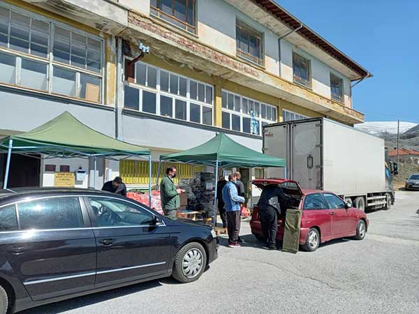 Στη Σιάτιστα πραγματοποιείται αυτή την ώρα διανομή τροφίμων και βασικής υλικής συνδρομής του επιχειρησιακού προγράμματος ΤΕΒΑ