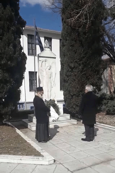 Κατάθεση στεφάνων στο Μνημείο Πεσόντων από το Δήμαρχο και τον Πρόεδρο της Κοινότητας Βελβεντού