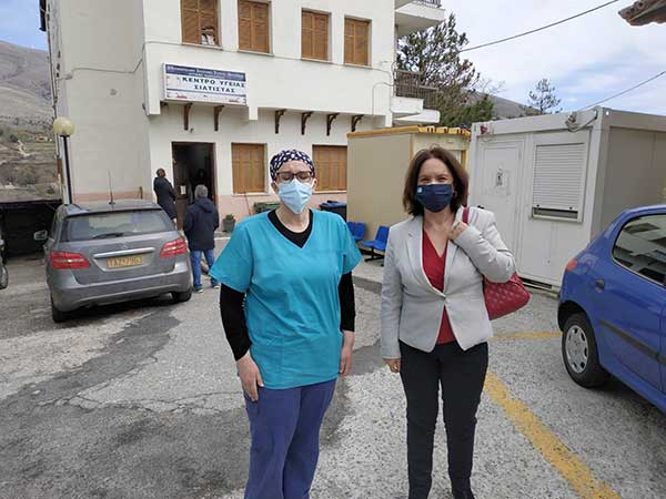 Καλλιόπη Βέττα: Επισκέψεις στα Κέντρα Υγείας Σερβίων και Σιάτιστας