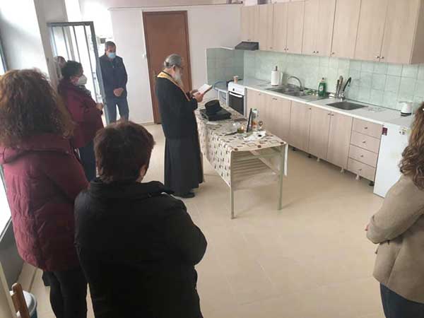 Ξεκινούν πάλι τα συσσίτια του δήμου Βελβεντού -Τέλεση αγιασμού