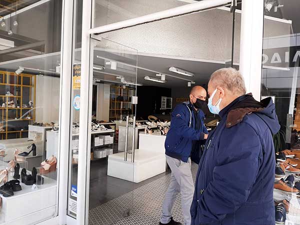 Οι έμποροι της Κοζάνης άνοιξαν συμβολικά τα καταστήματα τους -Σάκης Δραγατσίκας: «Ένας αρνητής της επιδημίας χάλασε όλο το καλό κλίμα»