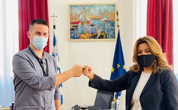 Συνάντηση Μαρίας Αντωνίου με τον βραβευμένο Καστοριανό μελισσοκόμο Χρήστο Τζακόπουλο