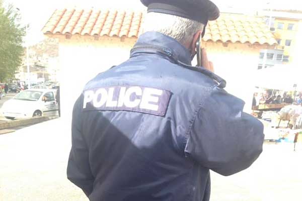 Αστυνομικοί της Καστοριάς χάρισαν παπούτσια σε ηλικιωμένο (Φώτο)