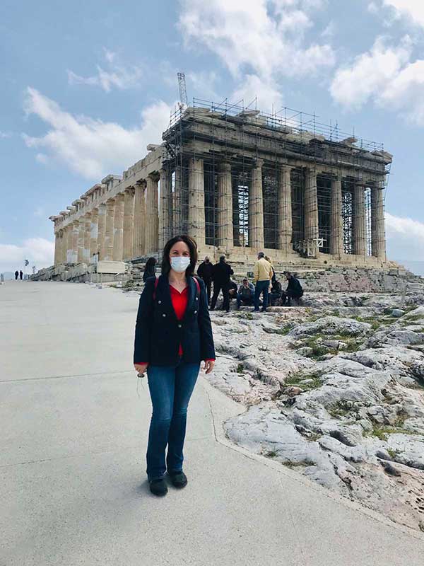 Καλλιόπη Βέττα: “Πρωτοφανής η βεβήλωση του Ιερού Βράχου στην Ακρόπολη”