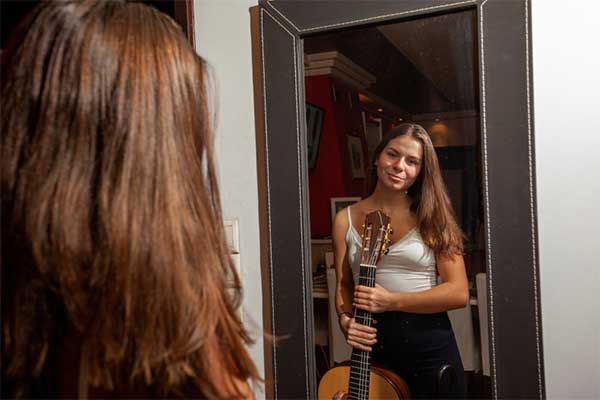 Μια 17χρονη από τις Πρέσπες «μαγεύει» με τους ήχους της κιθάρας της