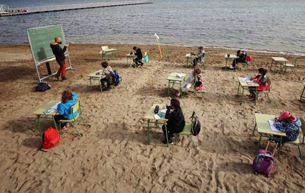 Κοροναϊός: Ισπανοί μαθητές μετέφεραν τις τάξεις τους στην παραλία