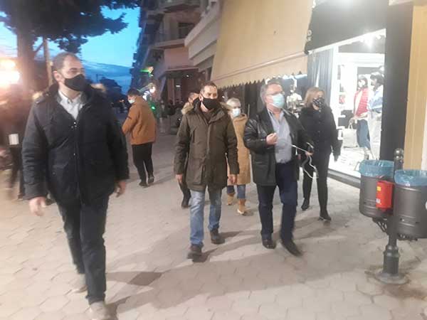 Συμβολική διαμαρτυρία του εμπορικού κόσμου της Πτολεμαΐδας-Άναψαν τα φώτα στα καταστήματά τους