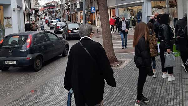 Υπό βροχή άνοιξαν τις πόρτες τους τα καταστήματα στην Κοζάνη