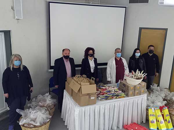 Πασχαλινές λαμπάδες, τσουρέκια και γλυκίσματα προσέφερε ο Δήμος Εορδαίας για όλους τους ασθενείς με covid-19, στο παιδιατρικό τμήμα καθώς και στο προσωπικό