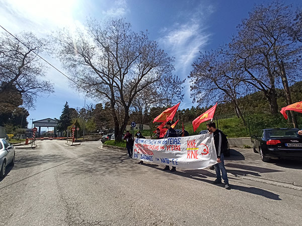 TE Κοζάνης του ΚΚΕ: Συγκέντρωση έξω από το στρατόπεδα για τα δικαιώματα των νέων στρατευμένων