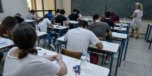Κεραμέως για Πανελλήνιες 2021: Τι γίνεται αν μαθητής νοσήσει με κορονοϊό εν μέσω εξετάσεων