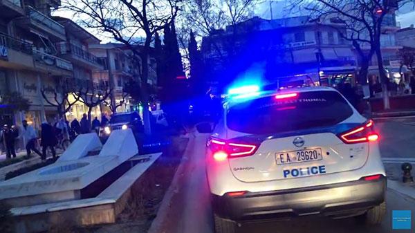 Περιπολικό στην Πτολεμαΐδα ζητά από τον κόσμο να συμμορφώνετε με τα μέτρα προστασίας(Βίντεο)