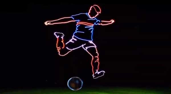 Υπέροχο γκολ – Πέντε drones «ζωγράφισαν» έναν γιγαντιαίο ποδοσφαιριστή στον ουρανό (Βίντεο)