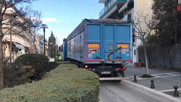 Τεράστιο φορτηγό κόλλησε στις νησίδες στο κέντρο της Πτολεμαΐδας