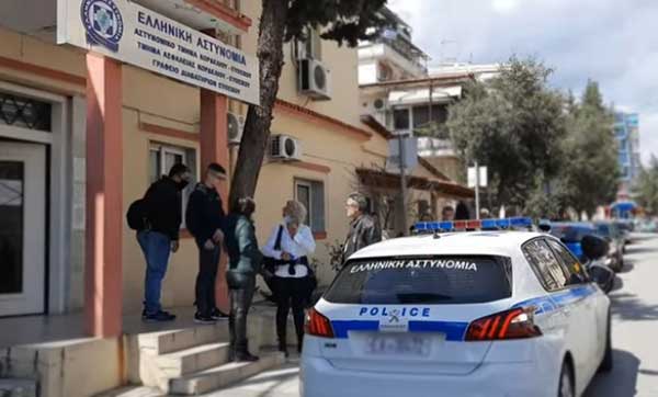 Θεσσαλονίκη: Έκανε μήνυση στον διευθυντή επειδή δεν άφησε τον γιο της να μπει στο σχολείο χωρίς self test