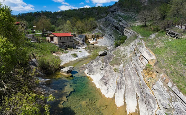 Το χωριό – στολίδι για τη Δυτική Μακεδονία με απίστευτα τρεχούμενα νερά και εικόνες που εντυπωσιάζουν
