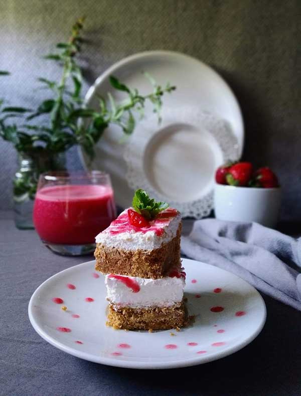 The 3 Cooks: Cheesecake bars φράουλας χωρίς ψήσιμο
