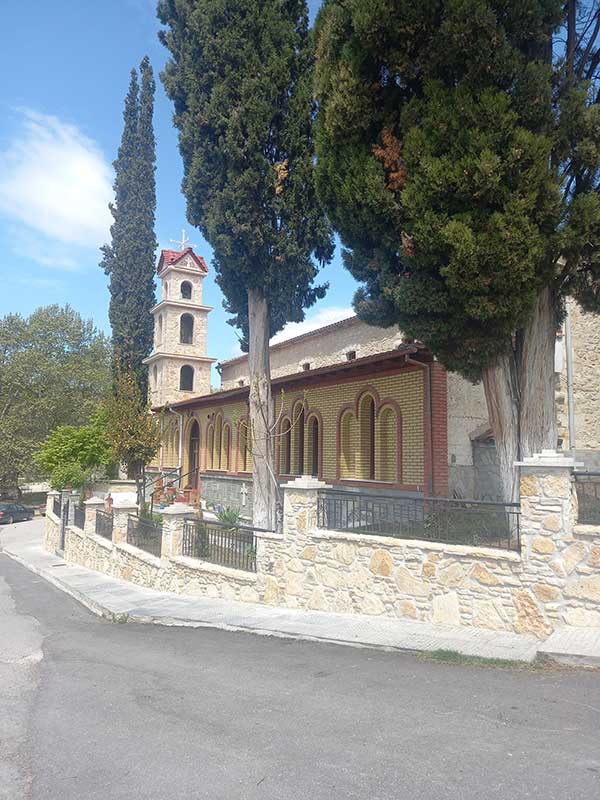 Με την όμορφη πέτρα από τα χωράφια του Κρόκου επένδυσαν τους παράπλευρους τοίχους της Αγίας Παρασκευής στον Κρόκο