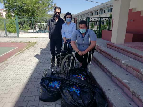 Το 8ο Γυμνάσιο Κοζάνης δωρίζει ένα αμαξίδιο και 100.000 πλαστικά καπάκιαστον Σύλλογο Ατόμων με Αναπηρία