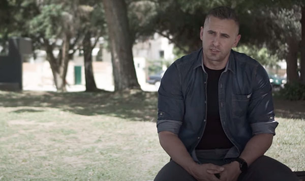 Γλυκά Νερά: Συγκλονίζει ο αστυνομικός που πήρε στα χέρια του το μωρό -«Οταν είδα το παιδί, κατέρρευσα» (βίντεο)