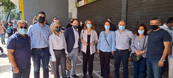 Η Καλλιόπη Βέττα στην παράσταση διαμαρτυρίας των εργαζομένων στη ΛΑΡΚΟ