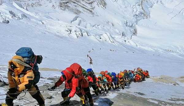 Νεπάλ προς ορειβάτες του Έβερεστ: Επιστρέψτε τις φιάλες οξυγόνου λόγω πανδημίας