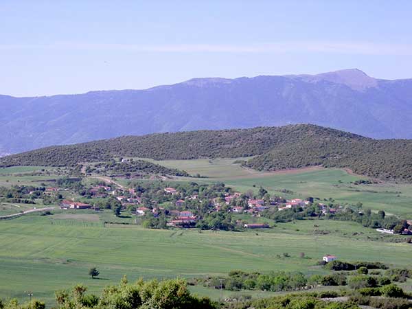 Δυο κάτοικοι χωριού της Π.Ε. Κοζάνης διαμαρτύρονται: Δεν έχουμε άσφαλτο, πλατεία, συγκοινωνία, καφενείο