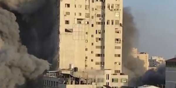 Γάζα: Η συγκλονιστική στιγμή που κτίριο 14 ορόφων καταρρέει έπειτα από βομβαρδισμό του Ισραήλ