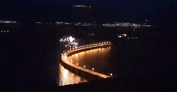 Πυροτεχνήματα στη υψηλή γέφυρα Σερβίων το βράδυ της Ανάστασης