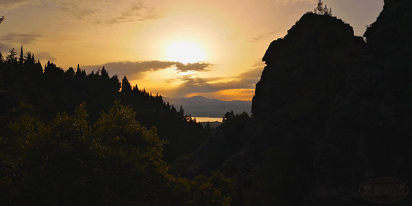 Το ηλιοβασίλεμα μέσα από το φαράγγι του Άη Γιώργη του κρεμαστού (καστροπολιτεία Σερβίων)