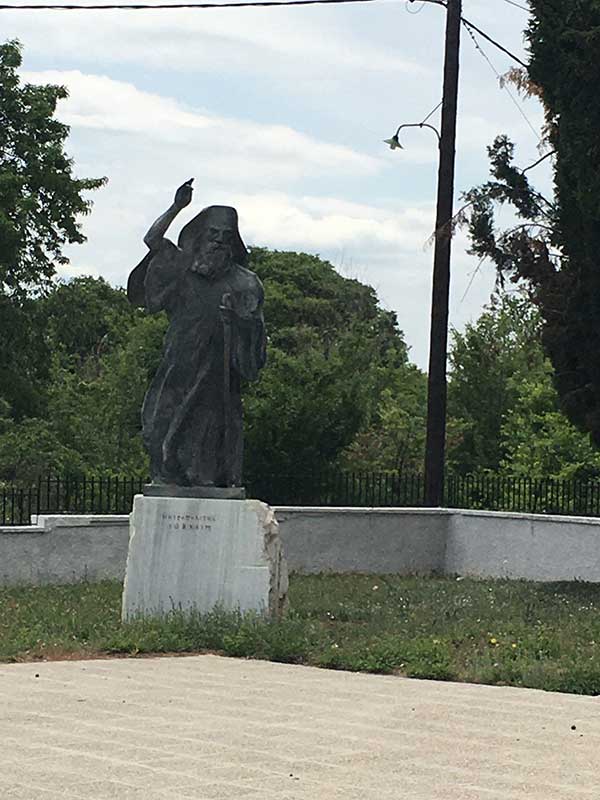 Ανδριάντες και πάλι… – Του Β.Π. Καραγιάννη