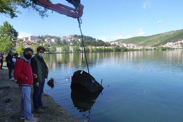 Το μοτόρι του Νανά – Η ανέλκυση από τη λίμνη της Καστοριάς