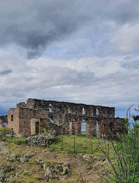 Επιβλητικά και αγέρωχα τα βυζαντινά κάστρα των Σερβίων – Πόσα μπορούμε να δούμε και να διδαχτούμε από την ιστορία του τόπου μας