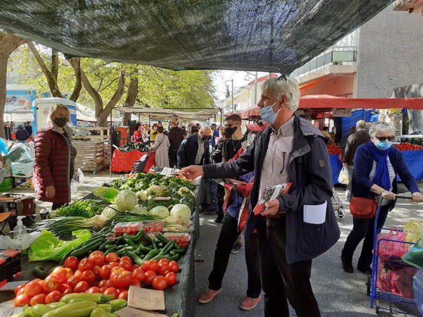 Επίσκεψη στη λαϊκή αγορά της Κοζάνης πραγματοποίησαν μέλη του ΣΥΡΙΖΑ, μοιράζοντας ενημερωτικά φυλλάδια