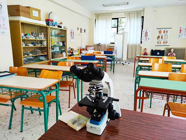 Ένα σύγχρονο μικροσκόπιο για τα εργαστήριά του προμηθεύτηκε το ΕΠΑΛ Σερβίων