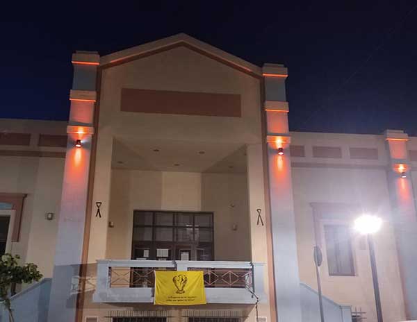 Με πρωτοβουλία της Ευξείνου Λέσχης Σερβίων φωταγωγήθηκε με κόκκινο χρώμα το Πολιτιστικό Κέντρο του Δήμου Σερβίων