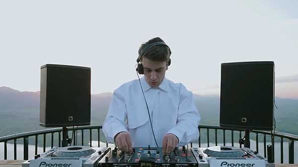 Ο dj Ralf Mag ξεσηκώνει με την μουσική του στον Άγιο Χριστόφορο Προσηλίου (Βίντεο)