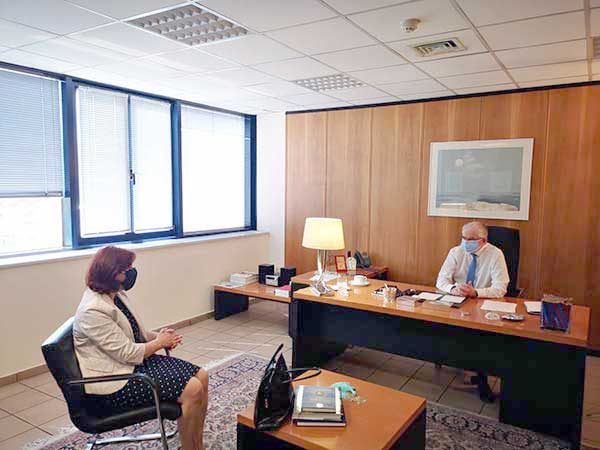 Η Παρασκευή Βρυζίδου στον Πρόεδρο του ΕΛΓΑ Ανδρέα Λυκουρέντζο