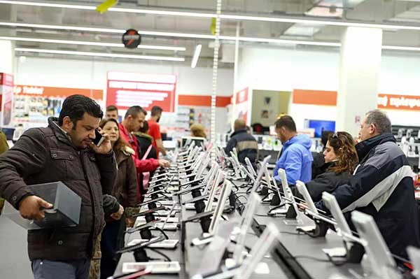 Ανοιχτά μαγαζιά και τις Κυριακές: Διευρύνεται η λίστα καταστημάτων και επιχειρήσεων που θα λειτουργούν