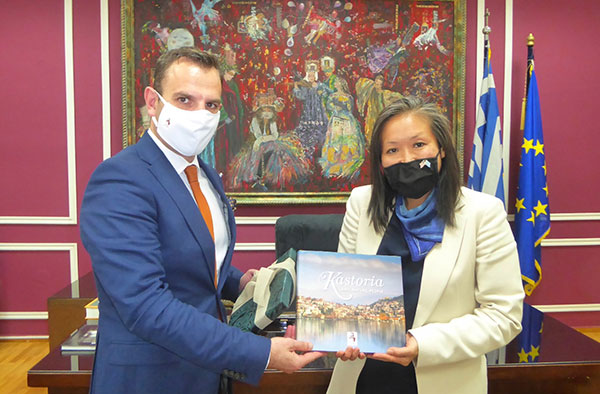 Επίσκεψη στο δήμαρχο Καστοριάς Γιάννη Κορεντσίδη πραγματοποίησε η Γενική Πρόξενος των ΗΠΑ, Elizabeth K. Lee