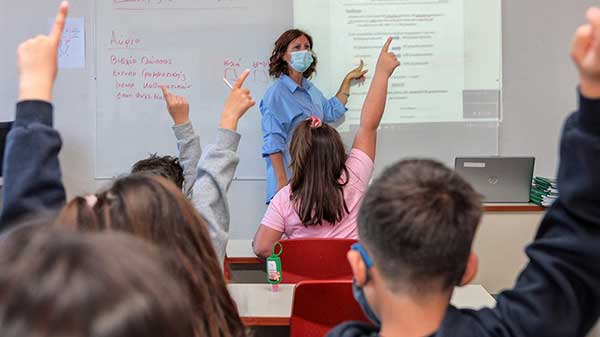 Σχολεία: Αλλάζει το ωράριο διδασκαλίας στα Δημοτικά – Μπαίνουν τα αγγλικά στα νηπιαγωγεία