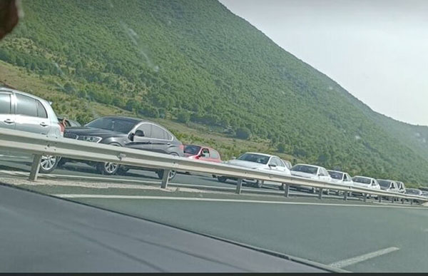  Πάνω από ένα χιλιόμετρο η ουρά στα διόδια της Σιάτιστας