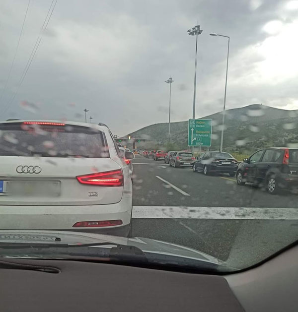 Ουρές στον Πολύμυλο κατά τη διάρκεια της νεροποντής