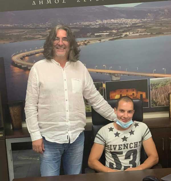 Ο δήμαρχος Σερβίων για το Μπιχούτσι Άλεξ που πήρε το ποδήλατο από την Κοζάνη για να έρθει στη δουλειά του