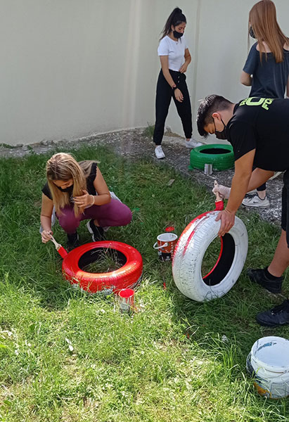 Τα παιδιά του 1ου Γυμνασίου Γρεβενών δημιούργησαν παρτέρια λουλουδιών από παλιά λάστιχα αυτοκινήτων με τη βοήθεια του Δήμου