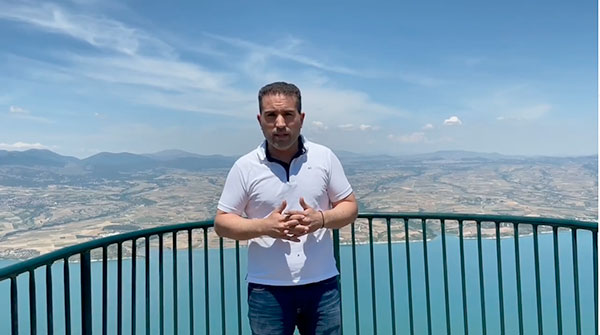 Ο Χάρις Κάτανας από το Νέο Χριστόφορο Προσηλίου, ένα μπαλκόνι με θέα τη λίμνη