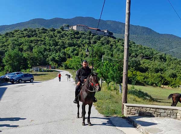 Οι καβαλάρηδες της Ελάτης παρέλαβαν τα λείψανα του Αγίου Νικάνορα